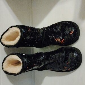 New UGG Women’s Classic Short Sequin Black Boots Sise 6